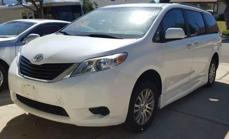 toyota-sienna-handicap-xle-7-pass-auto-access-26325-mi-big-0