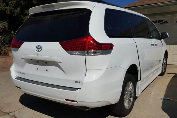 toyota-sienna-handicap-xle-7-pass-auto-access-26325-mi-big-1